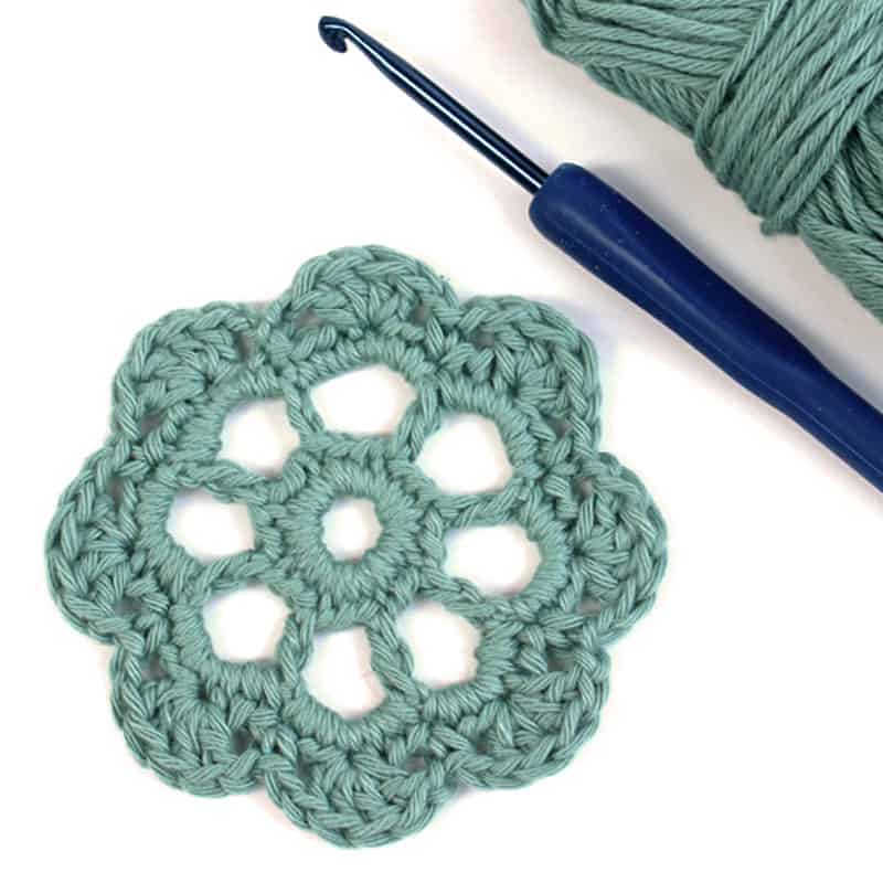 Free Crochet Motif Pattern Isabella Flower | Deux Brins de Maille
