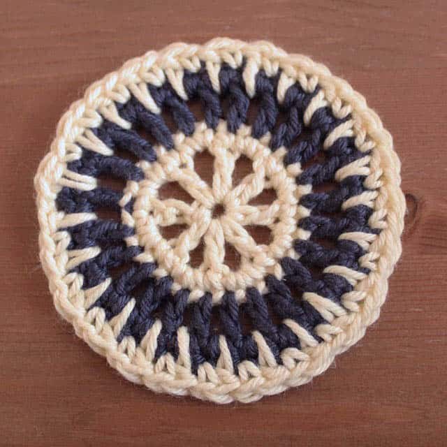 Deux Brins de Maille - Free Crochet Pattern Sun Spikes, motif in the round